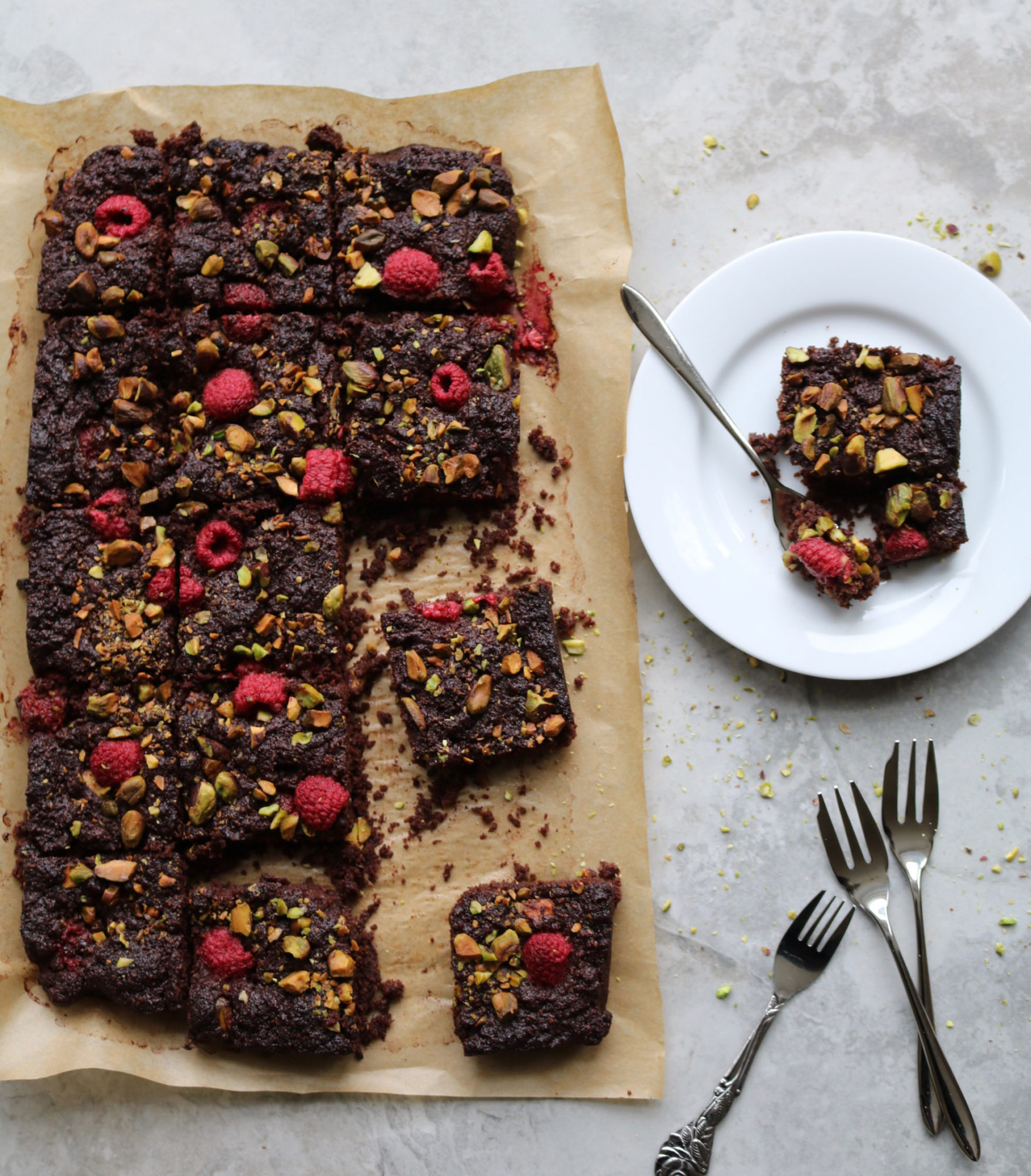 Brownies de chocolate, frambuesa y pistacho