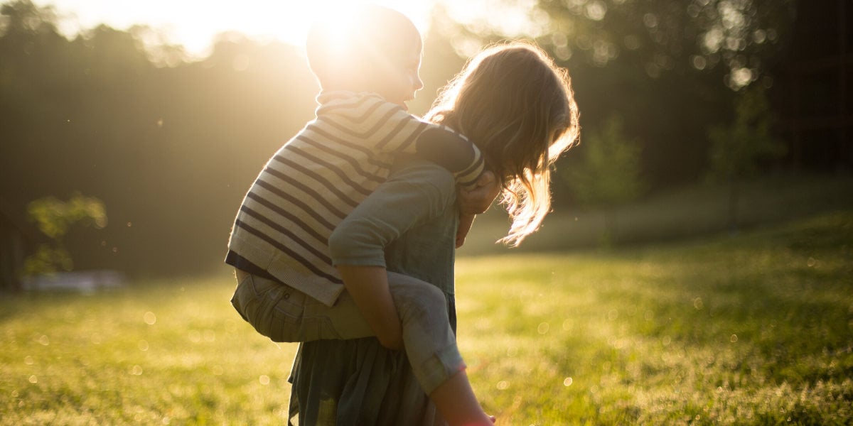 Una madre y su hijo: pasar tiempo al aire libre es una forma saludable de reforzar el sistema inmunitario de los niños