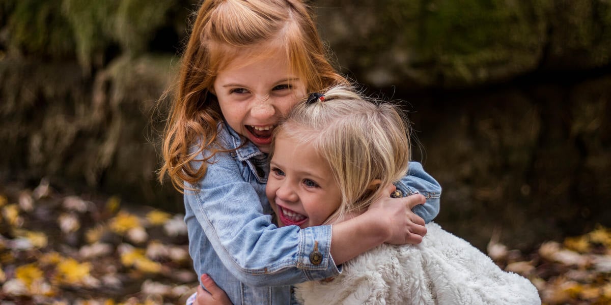 Jugar al aire libre y estar expuestos a los tipos adecuados de bacterias buenas en sus primeros años puede ayudar al sistema inmunitario de los niños