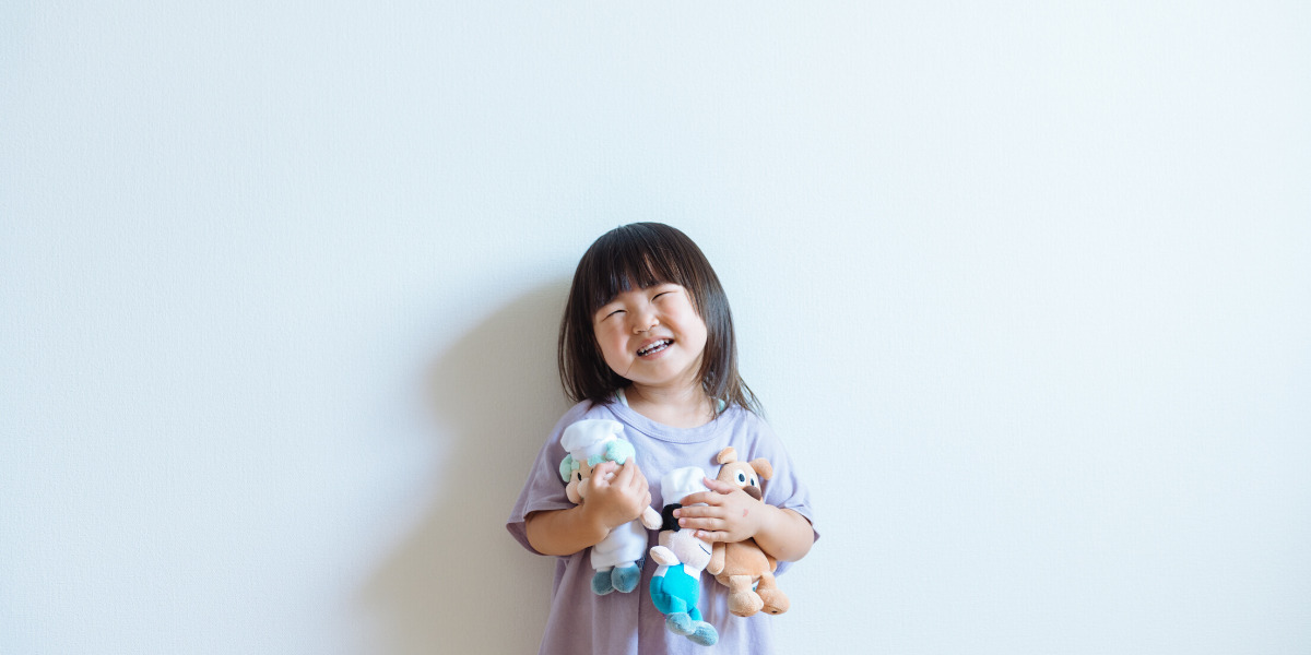 Una niña feliz juega con sus juguetes