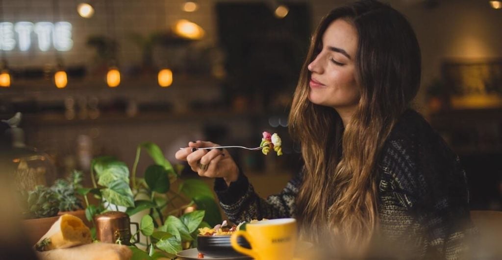 Imagen destacada para el artículo sobre qué hacer y qué no en una dieta para el SOP