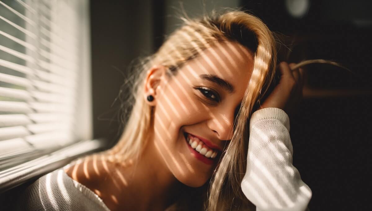 Una mujer de blanco sonriendo