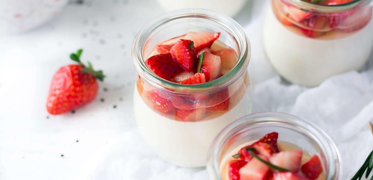 delicioso yogur con fresas frescas
