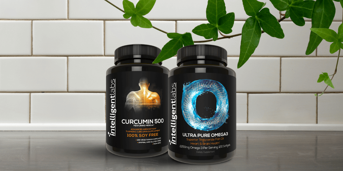 botellas de curcumina y omega-3