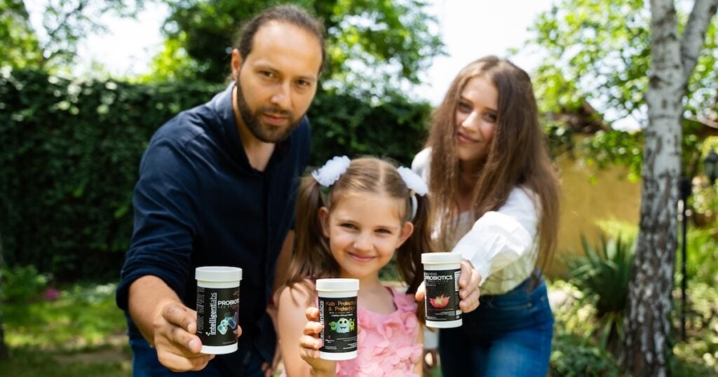 familia con botellas de probióticos de Intelligent Labs para el acné